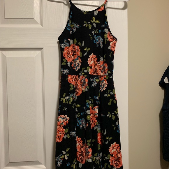 Dresses & Skirts - ⭐️ NWT🎉 Floral dress!